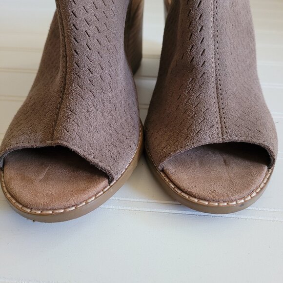 Toms Suede Grenada Sandals Size 8M Perforated Suede Peep Toe Chunky Heel - Picture 9 of 14
